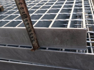 熱鍍鋅格柵板規(guī)格是怎么要求的？